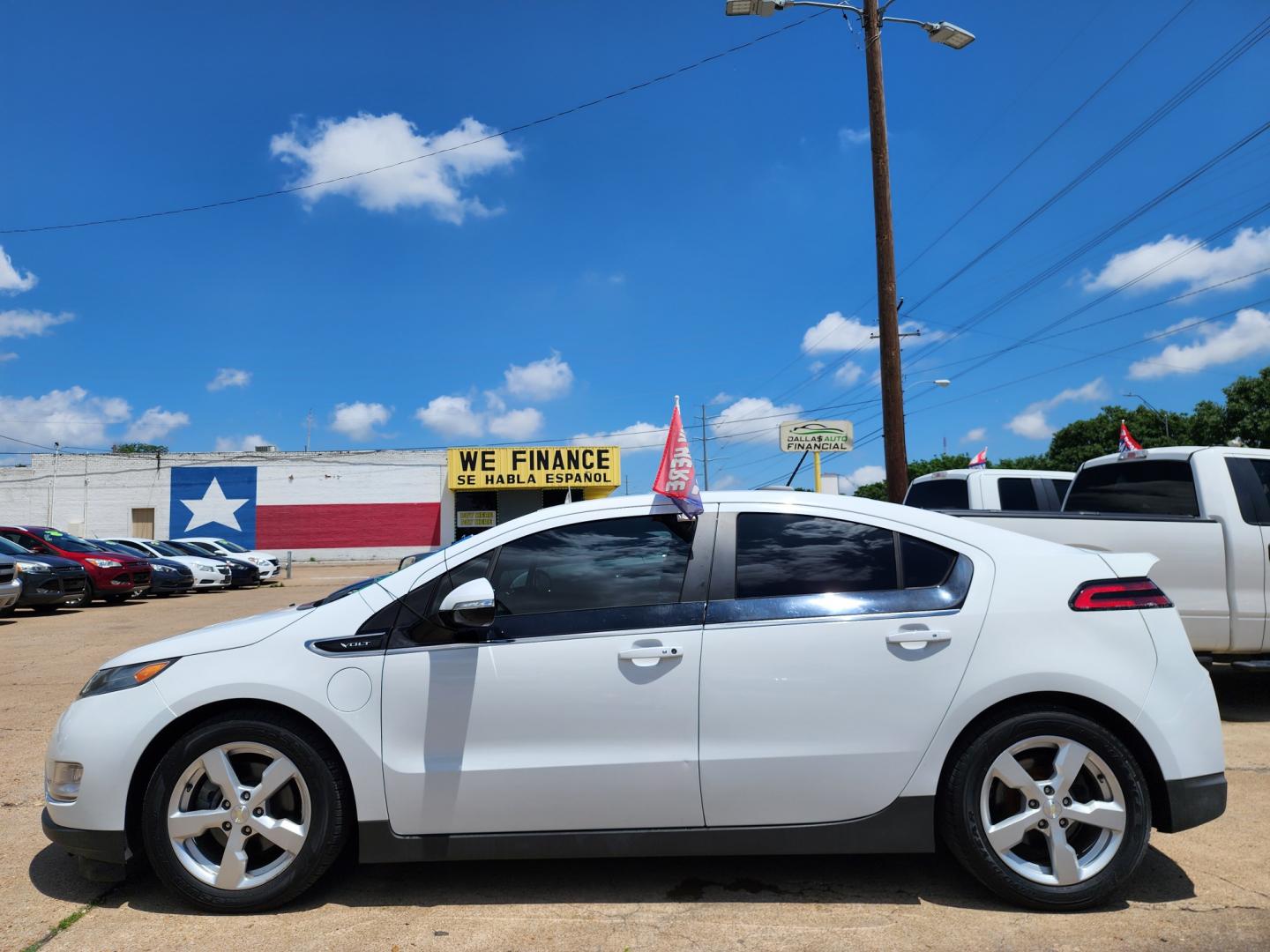 2015 WHITE Chevrolet Volt (1G1RA6E45FU) with an ELECTRIC engine, Continuously Variable Transmission transmission, located at 2660 S.Garland Avenue, Garland, TX, 75041, (469) 298-3118, 32.885551, -96.655602 - Welcome to DallasAutos4Less, one of the Premier BUY HERE PAY HERE Dealers in the North Dallas Area. We specialize in financing to people with NO CREDIT or BAD CREDIT. We need proof of income, proof of residence, and a ID. Come buy your new car from us today!! This is a very well cared for 2015 Ch - Photo#6